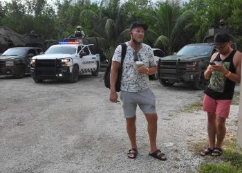 Dos muertos deja balacera en playa cerca de Cancun en medio de un grupo de turistas