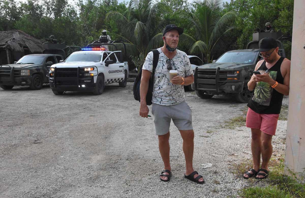 Dos muertos deja balacera en playa cerca de Cancun en medio de un grupo de turistas