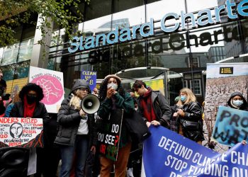 Jóvenes desfilan en Glasgow, piden más acciones y menos palabras contra el cambio climático