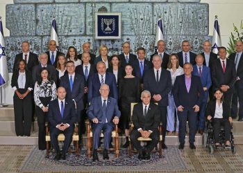 Tel Aviv festeja partida de Netanyahu con espuma y banderas