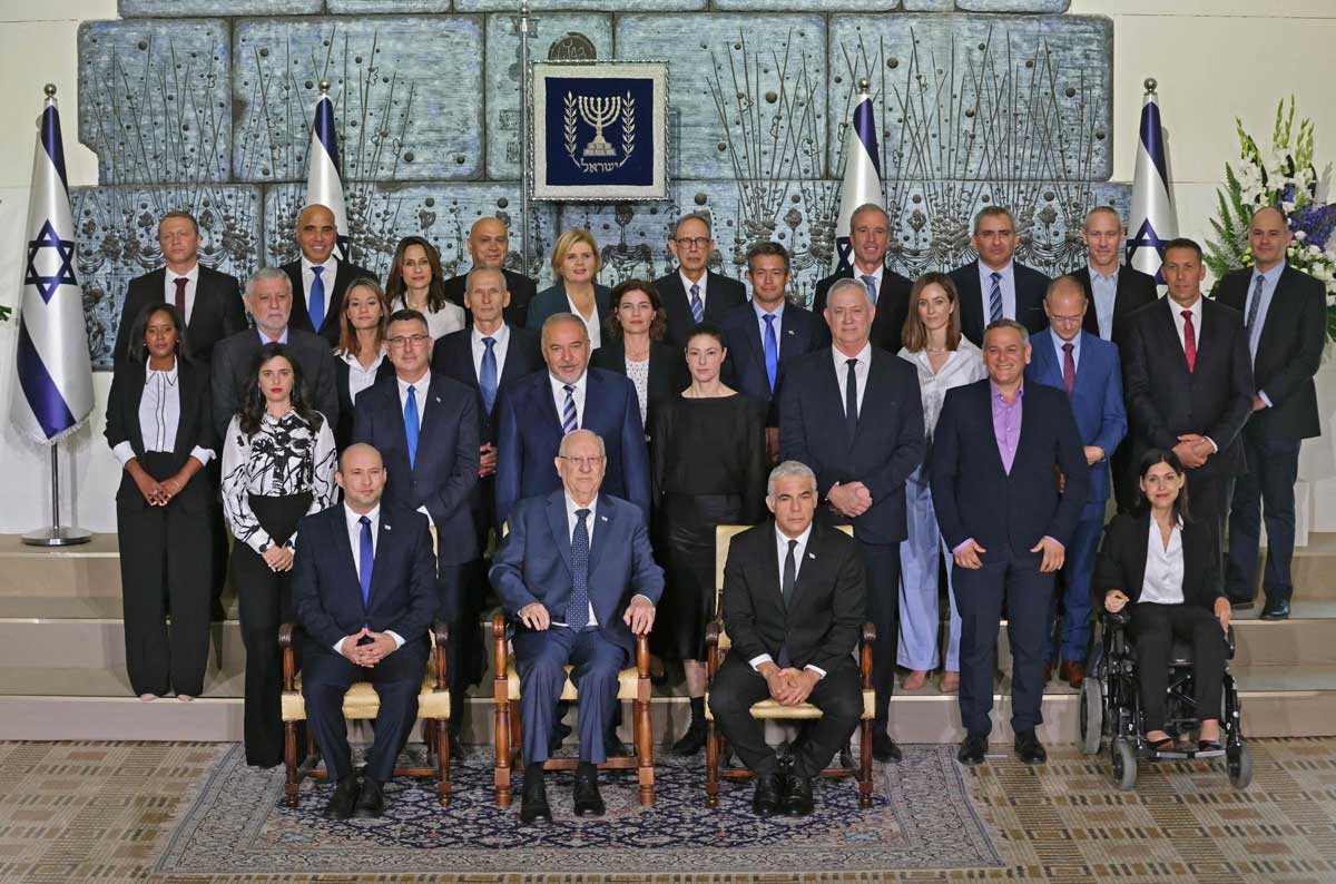 Tel Aviv festeja partida de Netanyahu con espuma y banderas