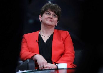 Transición incierta en Irlanda del Norte tras dimisión de primera ministra
