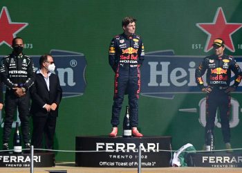 Verstappen gana con autoridad y Hamilton soporta presión de Pérez en GP de México