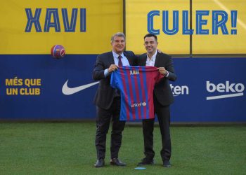 El Barça presenta a Xavi y su afición se vuelve a ilusionar