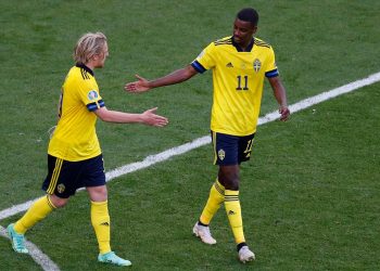 Con un gran Isak, Suecia derrota a Eslovaquia y se acerca a la clasificación