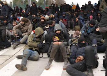 Numeroso grupo de migrantes se concentra en un puesto fronterizo polaco-bielorruso