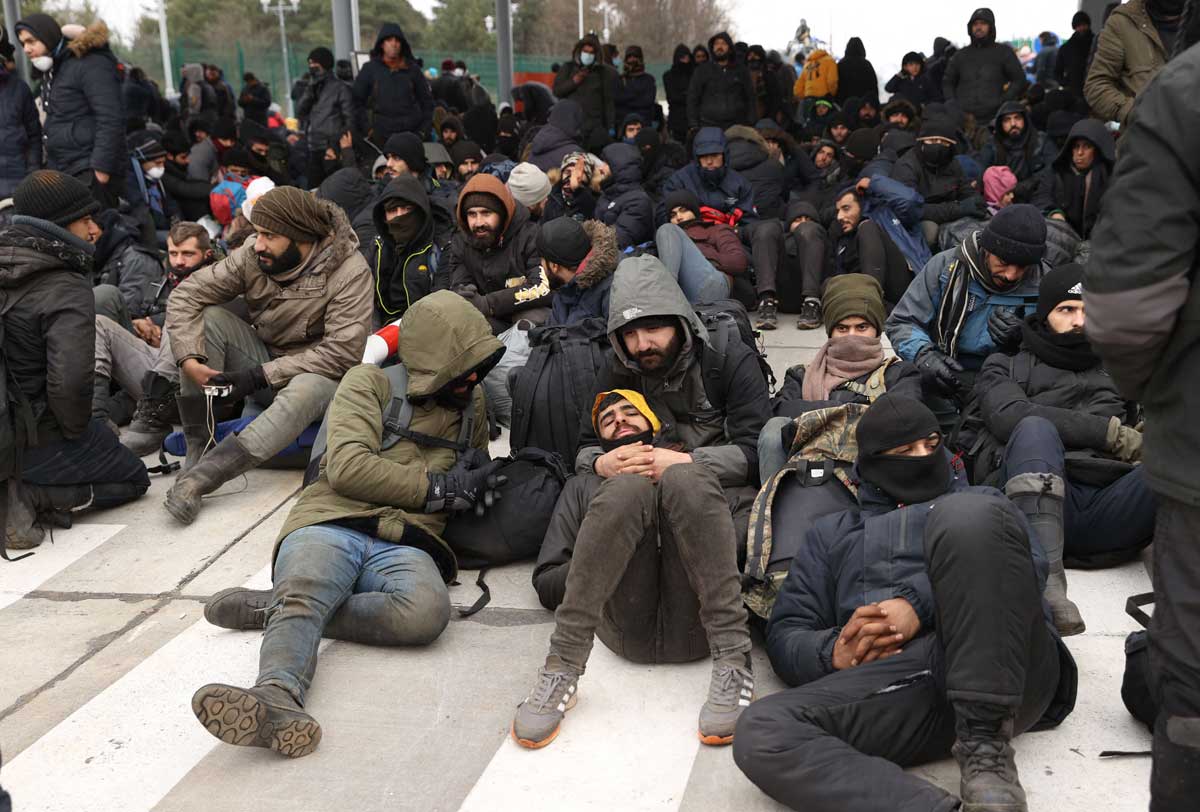 Numeroso grupo de migrantes se concentra en un puesto fronterizo polaco-bielorruso