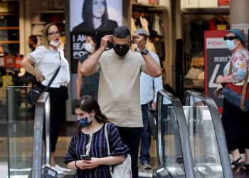 Vuelve la mascarilla en Israel en lugares públicos cerrados ante el repunte de COVID-19