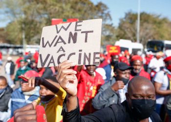 África, corta de vacunas, vive una tercera ola ‘brutal’ del virus