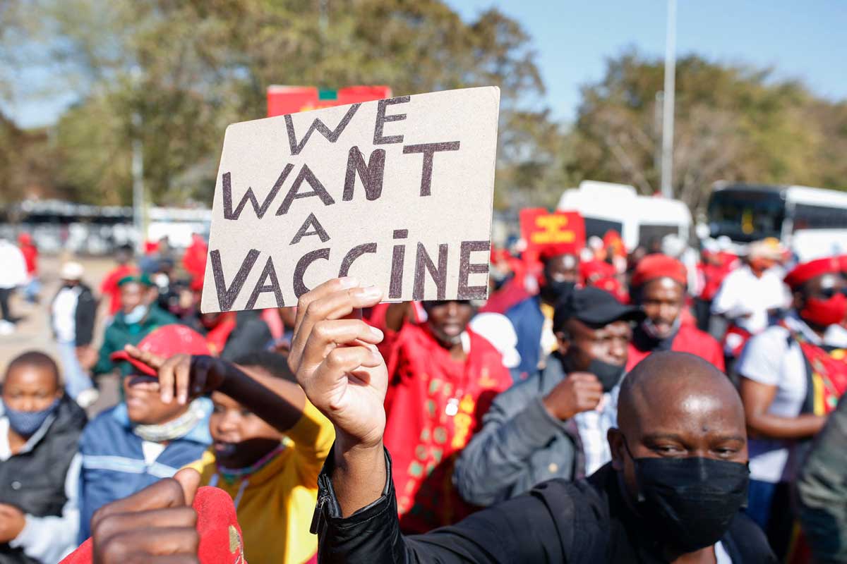 África, corta de vacunas, vive una tercera ola ‘brutal’ del virus