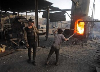 En la chatarra o refinerías, el terrible trabajo de los niños en Siria