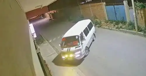Las cámaras de seguridad captaron la imagen del minibús donde trasladaron a la víctima hasta un motel. FOTO: FELCC