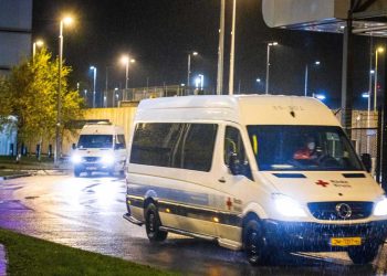 Sesenta y un pasajeros procedentes de Sudáfrica dan positivo a COVID-19 a su llegada a Holanda