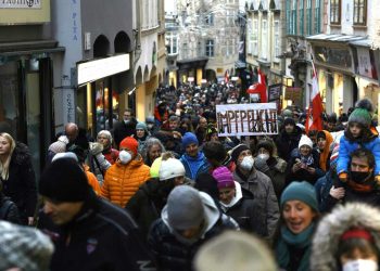 Decenas de miles de personas se manifiestan en Austria contra la vacunación obligatoria