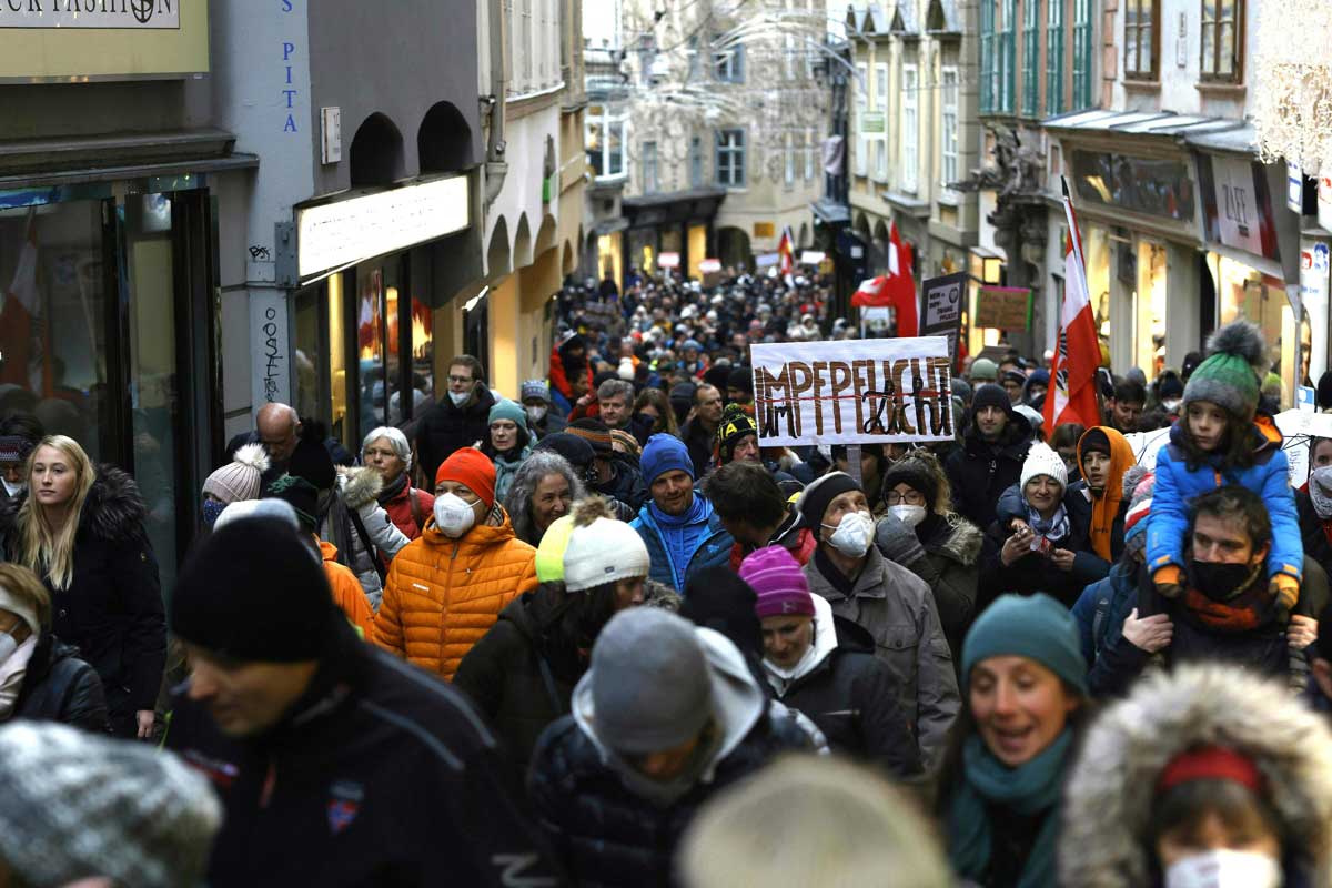 Decenas de miles de personas se manifiestan en Austria contra la vacunación obligatoria