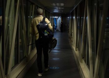 Holanda anuncia que 13 pasajeros procedentes de Sudáfrica portan la variante ómicron