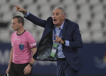 Tite se declara contento por paso a semifinales de Copa, pero pide cambio de cancha