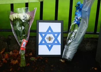 Colocaron flores en honor a los fallecidos/AFP