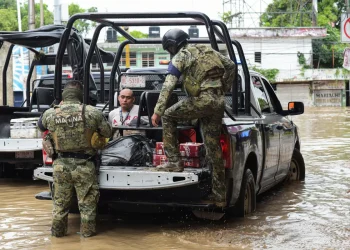 El ejército ayuda en el rescate de víctimas/AFP