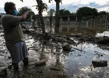 Muchas poblaciones están cubiertas de lodo/AFP