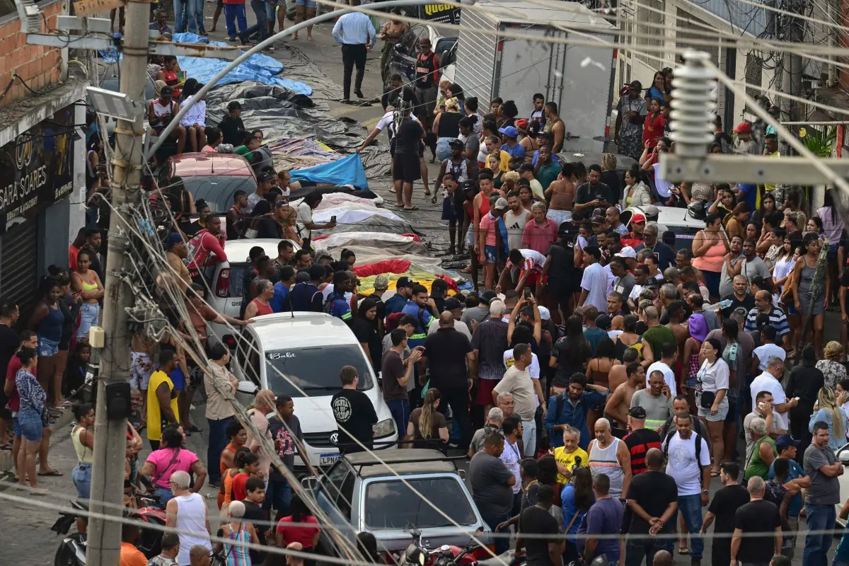 Los cuerpos fueron colocados cerca a una plaza/AFP