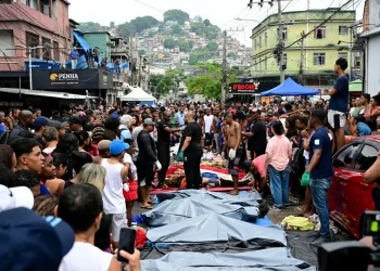 Los cuerpos fueron apilados en las calles/AFP