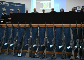 Las autoridades mostraron el armamento decomisado/AFP