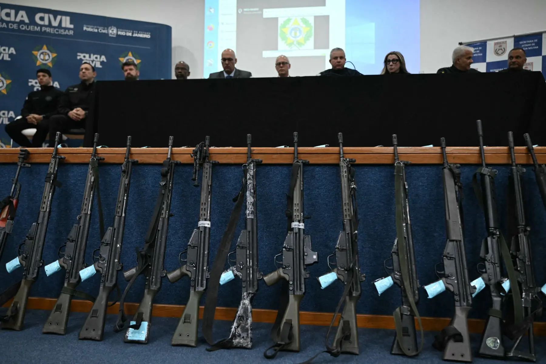 Las autoridades mostraron el armamento decomisado/AFP