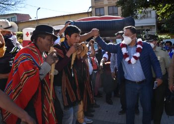 Arce insta a vacunarse y no creer en ‘esos cuentos de que uno se vuelve hombre lobo’