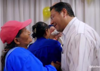 El presidente Arce felicita a las mamás en su día