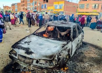Vecinos de Cosmos 79 de El Alto queman vehículo de presuntos ladrones