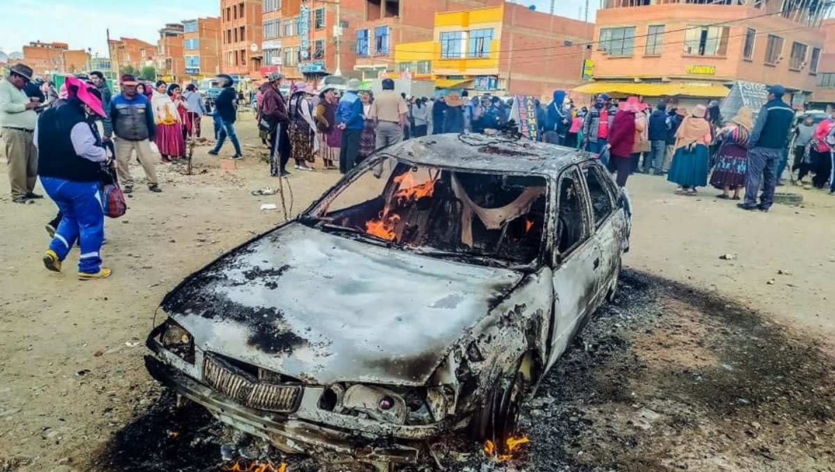Vecinos de Cosmos 79 de El Alto queman vehículo de presuntos ladrones