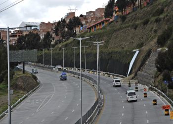 Un hombre trató de cruzar y murió tras ser arrollado dos veces en la autopista La Paz-El Alto