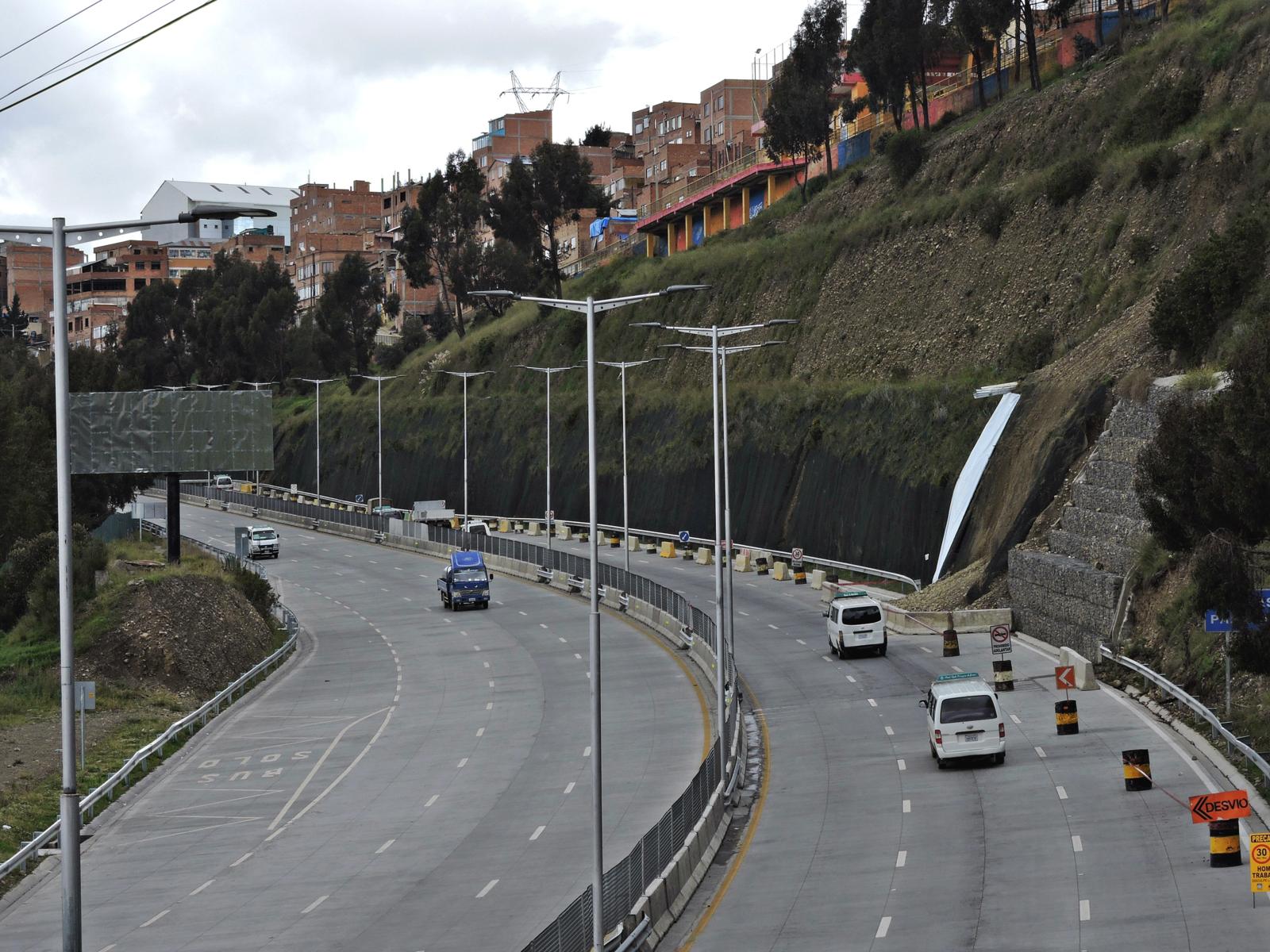 Un hombre trató de cruzar y murió tras ser arrollado dos veces en la autopista La Paz-El Alto