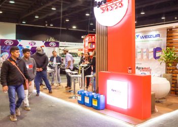 Stands y visitantes en el evento
