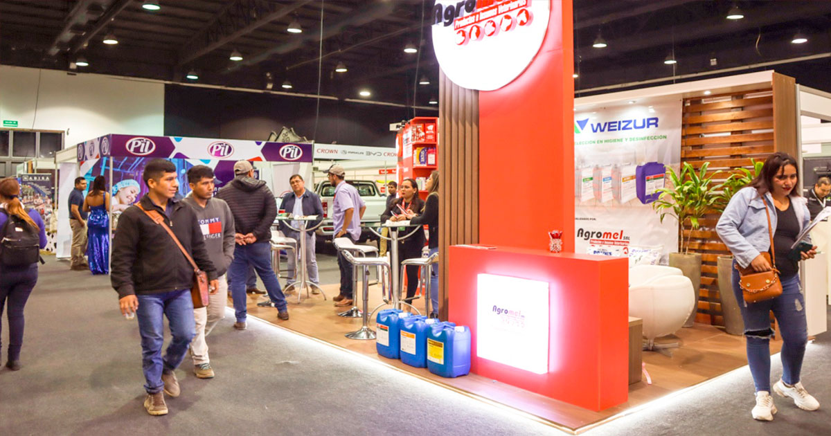 Stands y visitantes en el evento