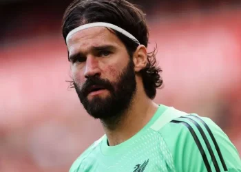 El arquero brasileño del Liverpool Alisson es baja varias semanas