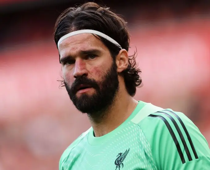 El arquero brasileño del Liverpool Alisson es baja varias semanas