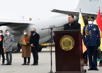 Llega el último lote del millón de las vacunas chinas y Arce dice aún ‘estamos en guerra’