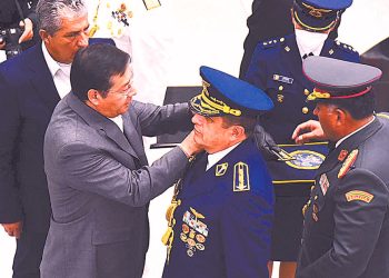 Imposición del grado por parte del mandatario Luis Arce.