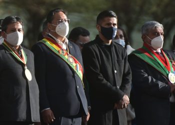 Arce participa de la entrega de ofrendas florales e iza de la bandera en La Paz
