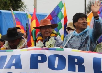Arce se suma otra vez a la marcha y le dice a la derecha ‘con el pueblo no se juega’