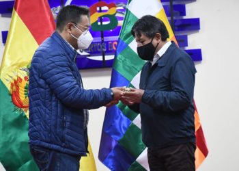 Arce viaja a Venezuela y deja el bastón de mando a Choquehuanca