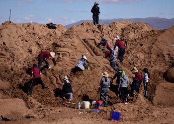 Artistas locales, nacionales e internacionales esculpieron imágenes en arena, en Oruro.