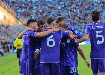 Argentina vapuleó 5-0 a Nueva Zelanda y avanza como líder