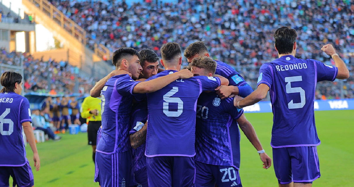 Argentina vapuleó 5-0 a Nueva Zelanda y avanza como líder