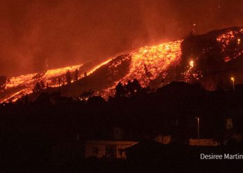 La lava del volcán de Canarias llega al mar