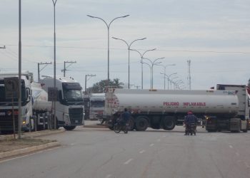 El Gobierno advierte que Santa Cruz se quedará sin combustibles en un par de días