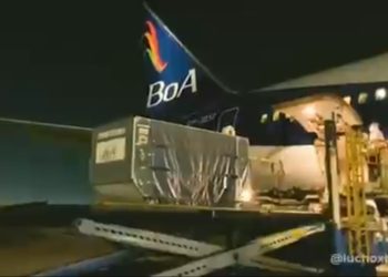 El avión con 334.400 vacunas chinas ya partió de Madrid y se dirige a Cochabamba