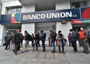 Primer día de devolución de aportes a las AFP, con filas en entidades del centro de La Paz
